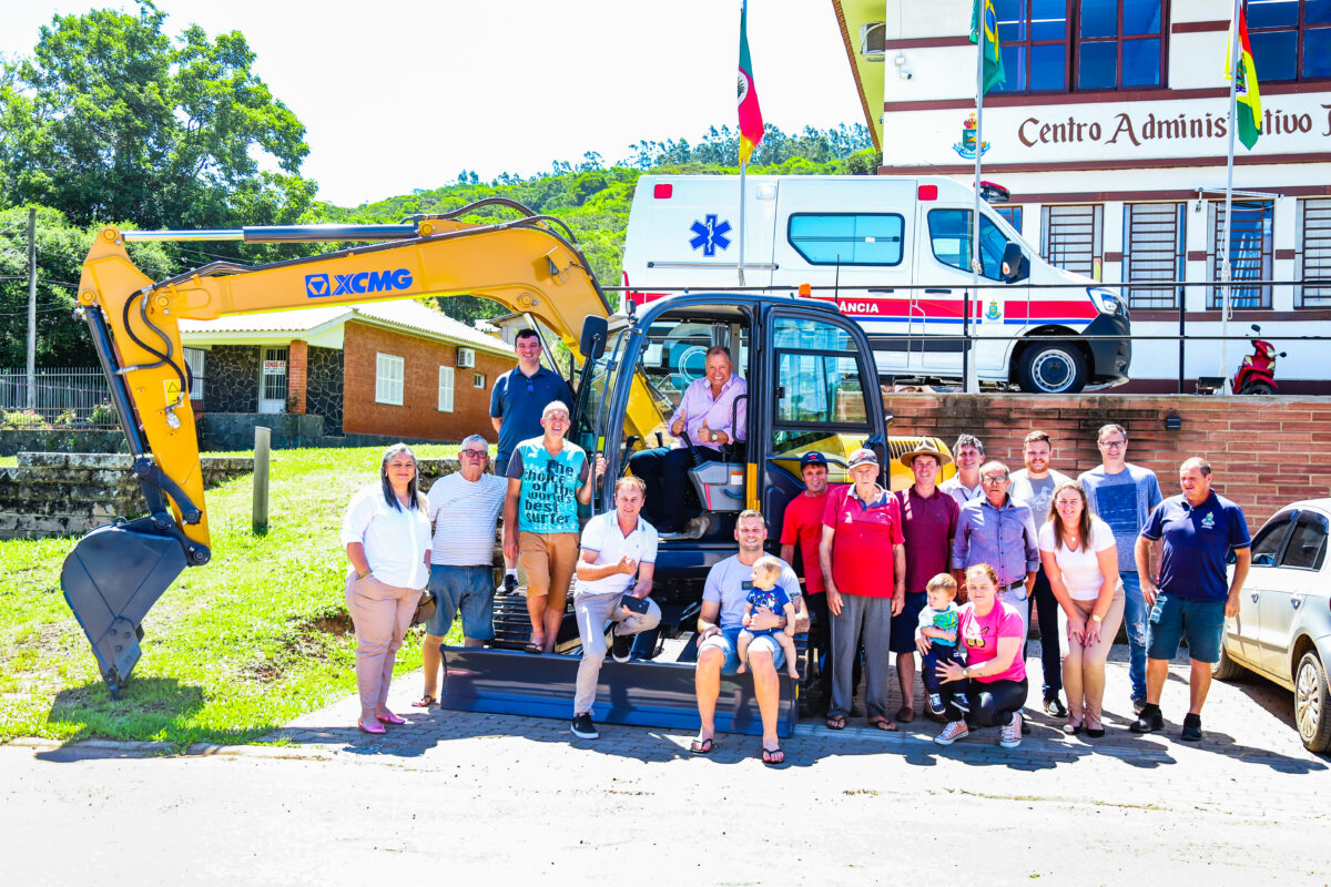 Deputado Alceu realiza a entrega de maquinário junto às lideranças de Dom Pedro de Alcântara, em novembro de 2023